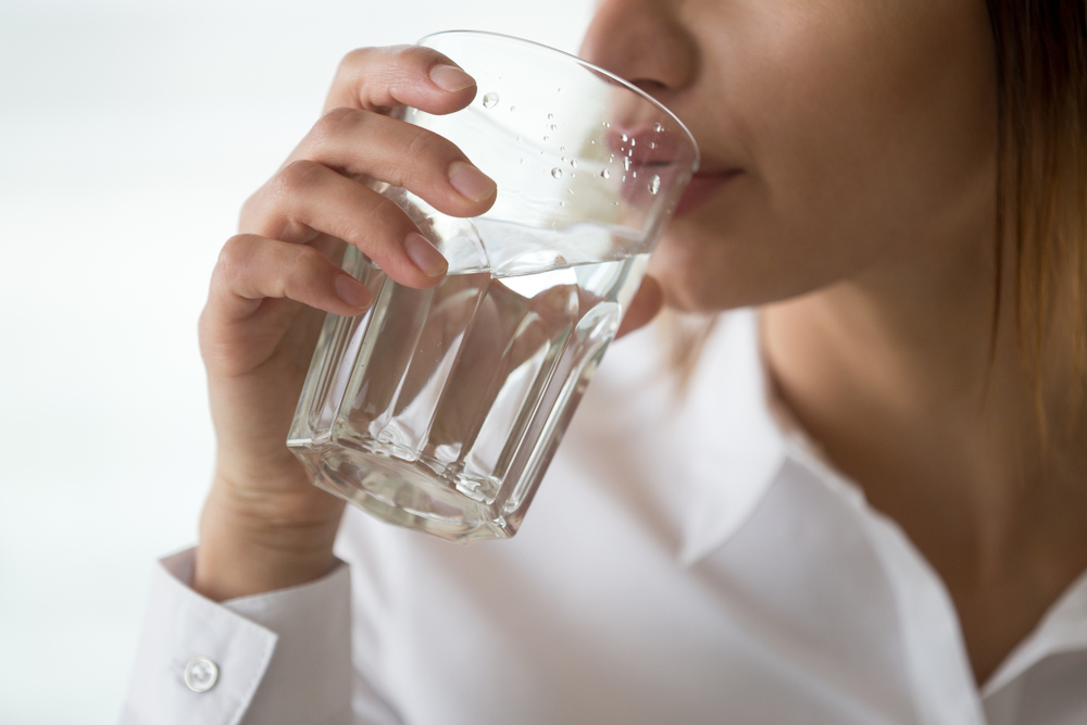 12 Manfaat Minum Air Mineral Saat Perut Kosong 