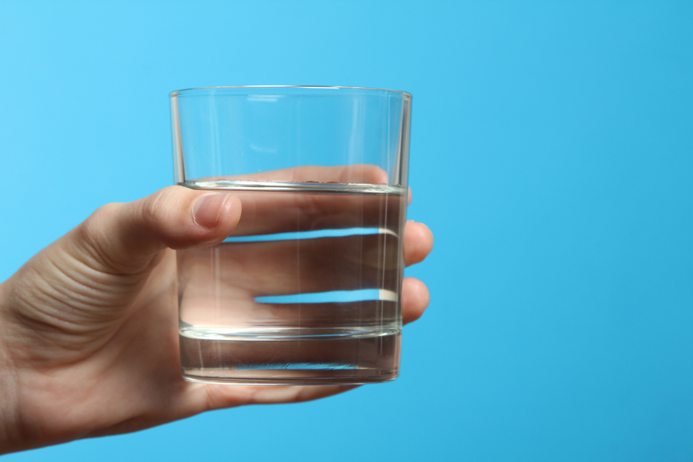5 Trik yang Bisa Kamu Lakukan Agar Rutin Minum Air Mineral