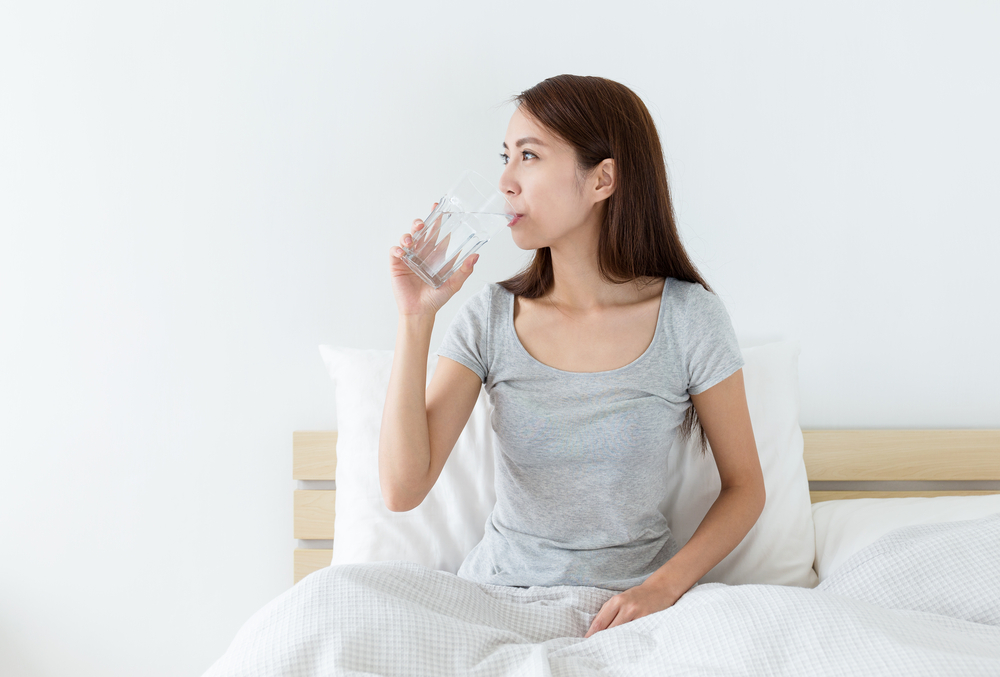 5 Manfaat Minum Air Mineral Sebelum Tidur Agar Istrihat Berkualitas
