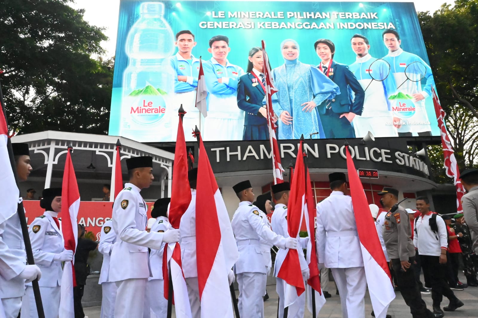Pecah! Berbagai Lapisan Masyarakat Ikut Menyanyikan Lagu Nasional Hasil Kolaborasi Le Minerale di Perayaan HUT RI Ke-79
