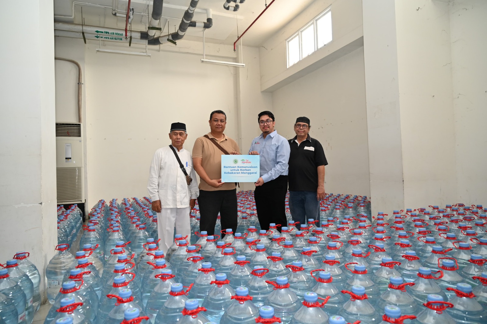 Bersama Le Minerale, MUI DKI Jakarta Salurkan Galon Air Mineral  ke Korban Kebakaran Manggarai