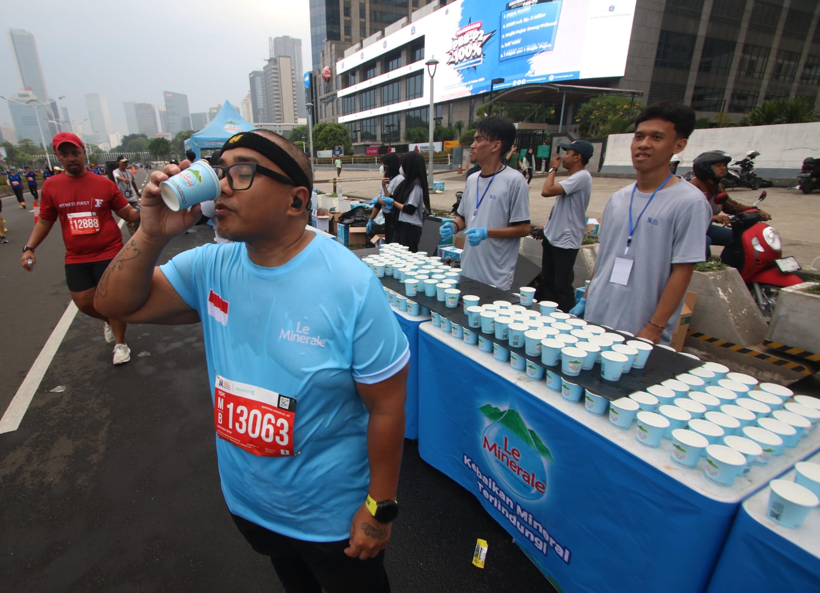 16 Ribu Pelari Jakarta Marathon 2024 Finished Strong, 22 Water Station Le Minerale Berhasil Penuhi Hidrasi dan Kebutuhan Mineral