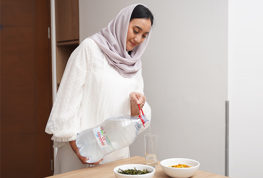 Mengapa Harus Minum Air Mineral Terutama Yang Mengandung Mineral Essensial Saat Berbuka?