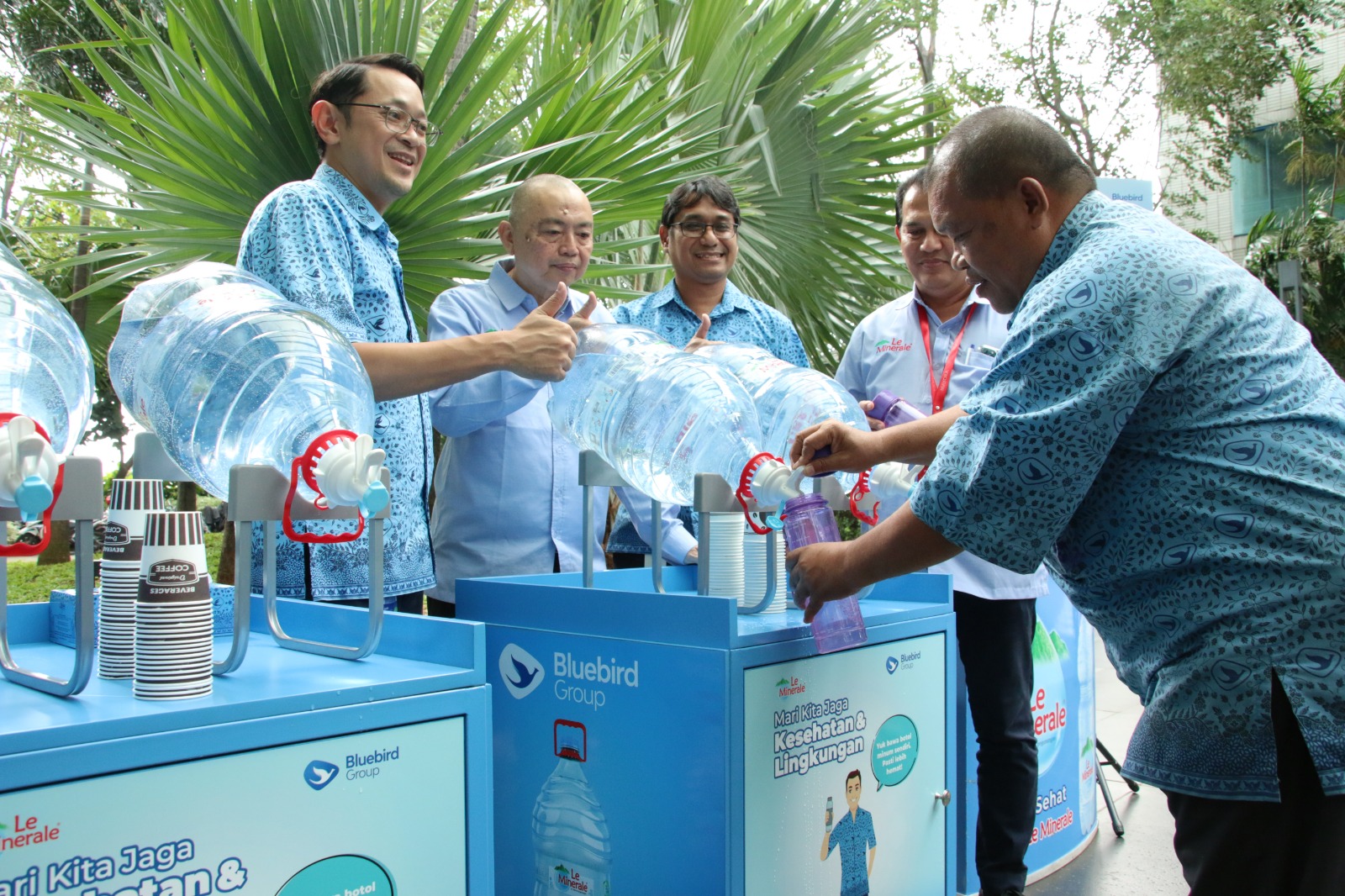 Bagikan Botol Minum Kepada Pengemudi, Le Minerale dan Bluebird Targetkan Pengurangan Sampah 1,7 Ton