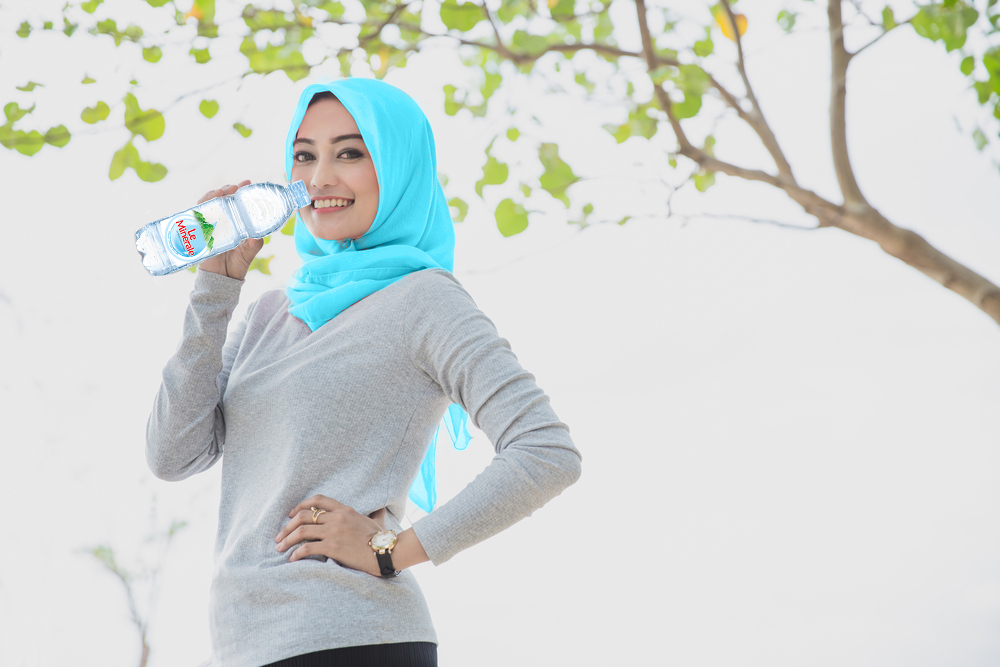 5 Manfaat Minum Air Putih untuk Kesehatan, Rambut dan Kulit Selama Bulan Puasa