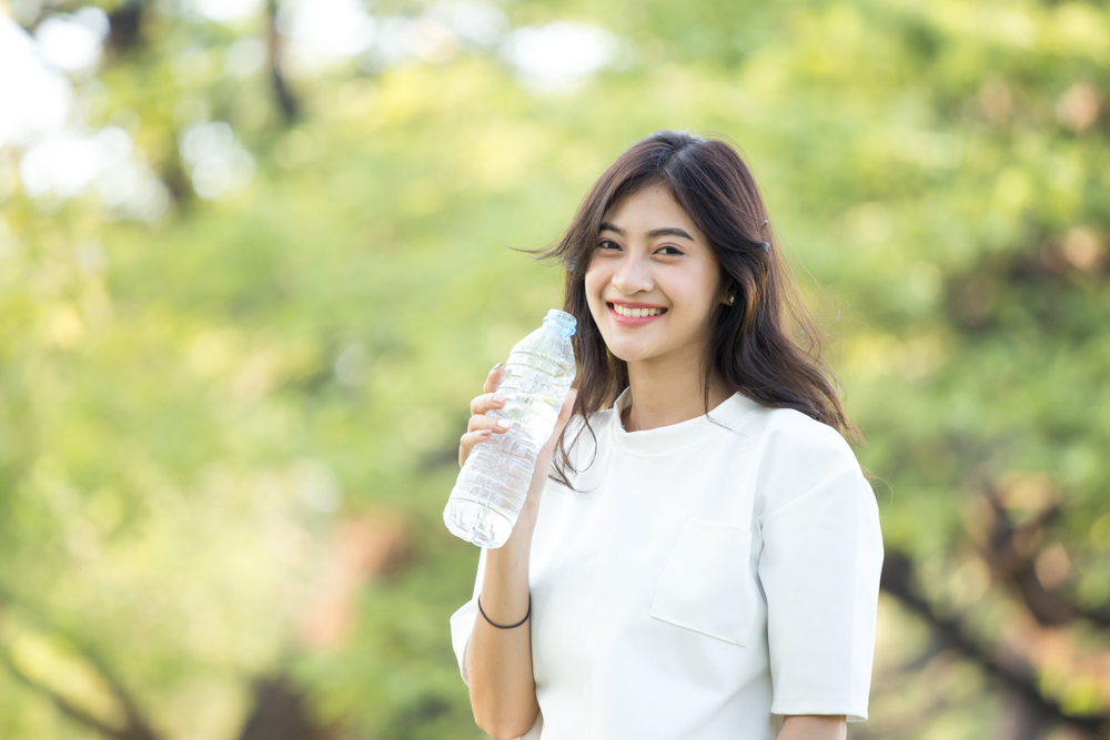 Ketahui Waktu yang Tepat Minum Air Putih Saat Bulan Puasa