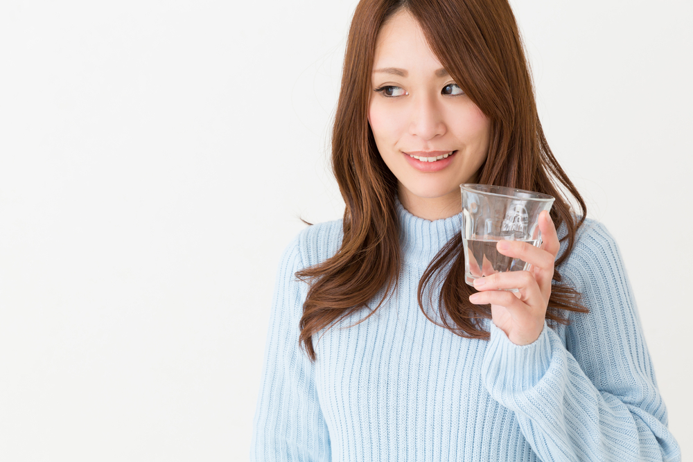 5 Manfaat Minum Air Mineral Secara Rutin Saat Bulan Puasa