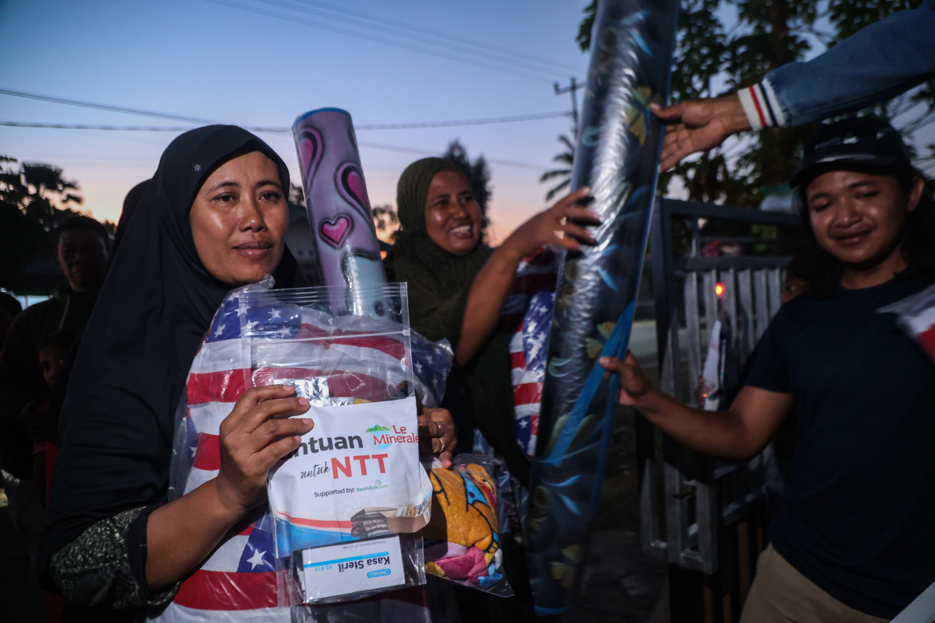 Dukung Masyarakat Terdampak Bencana NTT, Le Minerale bersama Benih Baik Salurkan Obat dan Kebutuhan Dasar